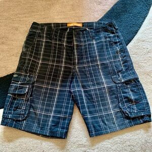 Men’s Lee Dungaree’s, Dark Plaid Cargo Shorts, Flat Front, Zip/Button Fly.